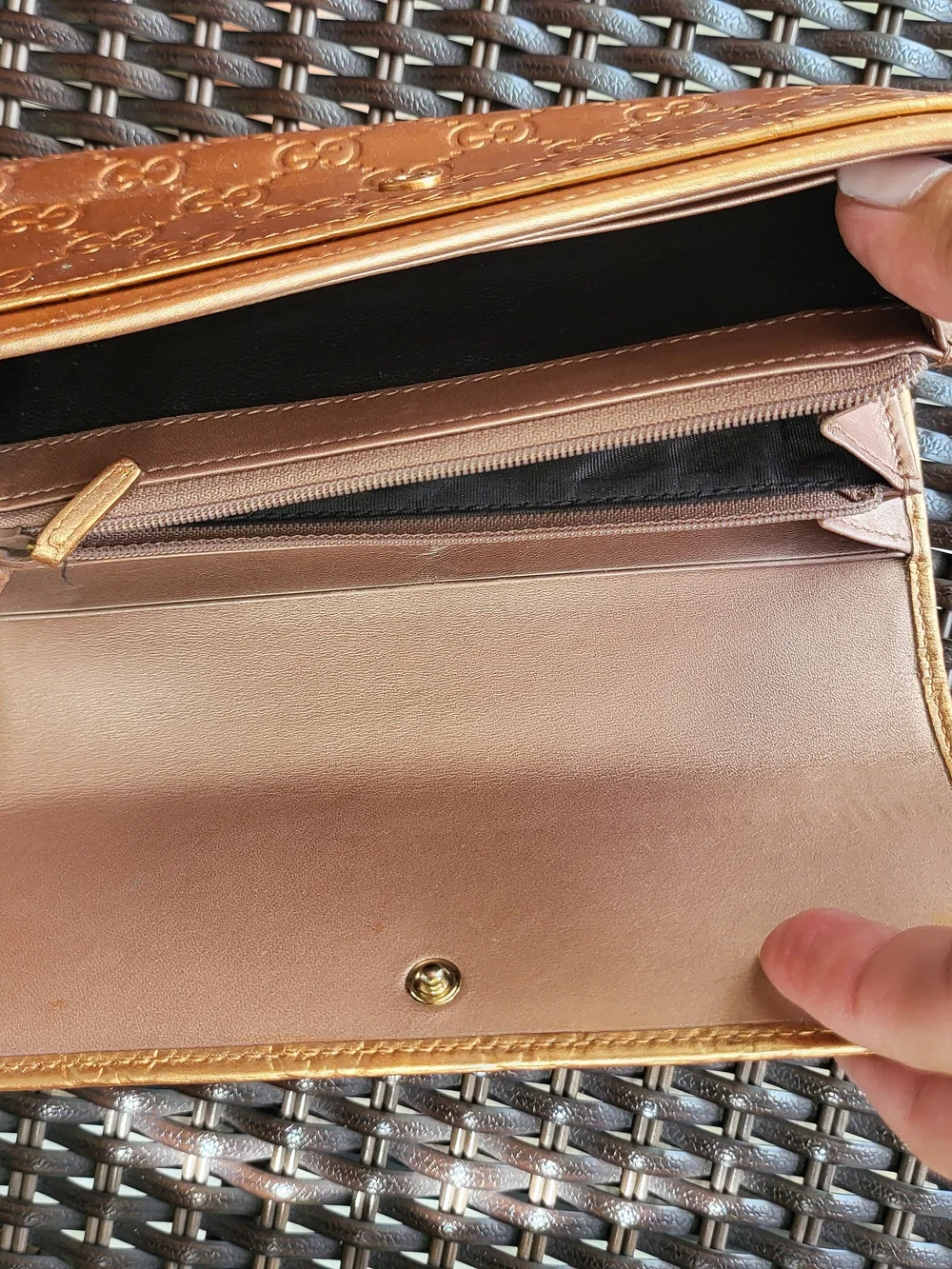 Gucci Metallic Gold GG Logo Women's Wallet - Picture 5 of 13